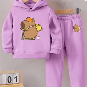 TEMU 여아용 가을/겨울용 두꺼운 플리스 스포츠 투피스 세트. 스쿠터 타기에 적합한 카피바라 프린트 후드 탑과 긴 바지로 구성되어 있습니다. 부드럽고 피부 친화적인 원단으로 제작되었으며, 편안하고 따뜻하며 보풀이 나지 않습니다.