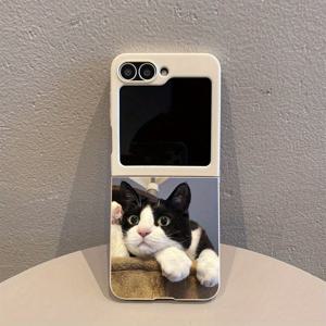 TEMU 삼성 갤럭시 Z 플립 6, Z 플립 5, Z 플립 4, Z 플립 3 5G용 밝은 흰색 고양이 패턴이 있는 TPU 접이식 풀 보호 휴대폰 케이스. 이 TPU 케이스는 얇고 가벼운 디자인으로, 튼튼하고 긁힘 방지 기능을 제공합니다.