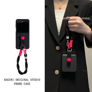 TEMU 갤럭시 Z 플립 7 / Z 플립 FE / Z 플립 6 / Z 플립 5 / Z 플립 4 / Z 플립 3용 폰케이스: 개성 있는 라이트 베이지 감성 - 블랙 + 로즈 레드 대형 라운드 볼 블랙 링 + 로즈 레드 블랙 핸드 스트랩