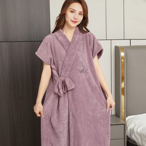 TEMU 코랄 벨벳 봄과 여름 파인애플 그리드 자수 대형 어깨 패드 성인용 목욕 타월 스타일 목욕 가운 잠옷 두꺼워진 길이 늘어난 흡수성 부드러운 탈모 없는 홈 성인용 파자마 수건 1개