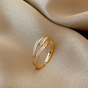 TEMU 세련되고 독특한 여성용 반지입니다. 우아하고 미니멀한 오픈 디자인과 합성 지르코니아가 세트로 구성되어 있습니다. 니켈 프리 도금 구리로 제작된 이 정교한 주얼리는 일상복 및 휴가에 완벽합니다.