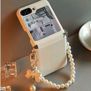 TEMU 갤럭시 Z 플립 6 Z 플립 5 Z 플립 4용 화이트 인조 가죽 힌지 보호 케이스 - 러브하트 리본 진주 팔찌 충격 방지 백커버 케이스