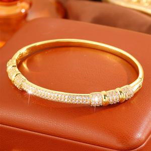 TEMU 이 제품은 정말로 너무 멋져서 시선을 떼지 못할 정도입니다! 금색 팔찌는, 장식이 돼 있어, 고급스럽고 우아한 디자인을 선보이며, 쉽게 주목을 끌어올립니다.