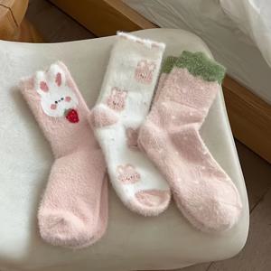 TEMU 여성용 겨울용 보온 플러시 중간 길이 양말 3켤레 - 부드럽고 따뜻한 토끼 & 딸기 디자인, 95% 폴리에스터 5% 스판덱스, 추운 날씨에 적합, 세탁기 사용 가능