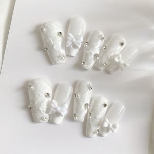 TEMU 디자인의 수제 리본, 엠보싱 리본, 고급스러운 진주가 특징인 우아하고 순백한 네일 팁 10개 세트입니다. 귀엽고 부드러운 스타일은 모든 계절에 인기 있으며, , 생일 파티, 모임에 완벽합니다.