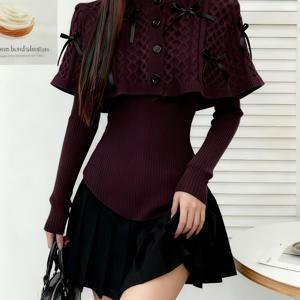 TEMU 여성을 위한 사랑스럽고 스타일리시한 투피스 세트입니다. 사랑스러운 베리 퍼플 색상의 스웨터가 특징이며, 패턴과 리본 장식이 있는 케이프 스타일 숄이 함께 제공됩니다. 이 매력적이고 섬세한 의상에는 신체 라인을 부드럽게 감싸는 핏이 좋은 탑이 포함되어 있습니다.