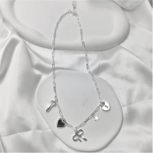 TEMU 볼레 테마가 특징인 여러 펜던트가 달린 세련된 여성용 목걸이. 스테인리스 스틸 재질이며, 리본, 하트, 열쇠 잠금 장식이 있습니다. 일상복으로 적합합니다.