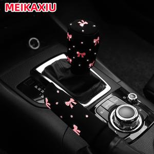 TEMU 작은 리본이 돋보이는 반짝이는 디자인의 원단으로 제작된 아름다운 투피스 세트입니다. 자동차 핸드브레이크 및 기어 변속 커버에 적합하며 수동 변속 차량과 호환됩니다.