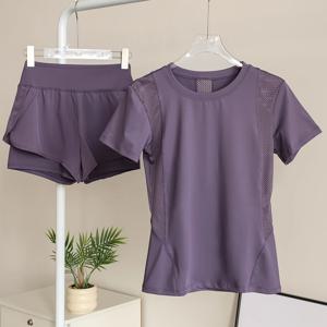 TEMU 통기성 좋은 속건성 라운드넥 반팔 티셔츠와 페이크 투피스 하이웨이스트 요가 반바지로 구성된 여성용 투피스 레저 요가 의상입니다. 이 여성용 스포츠 상의는 러닝, 테니스, 사이클링, 댄스, 요가, 일상복으로 적합합니다.