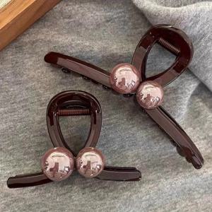 TEMU 빈티지 스타일의 초콜릿 브라운 헤어 클립 2개 세트. 두꺼운 머리에 적합한 대/중 사이즈. 상어 클립으로 세련된 업스타일을 연출할 수 있어, 캐주얼한 가을/겨울 룩에 이상적입니다.