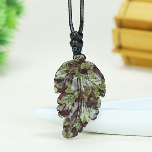 TEMU 드래곤 블러드 스톤 리프 펜던트 - 선물용