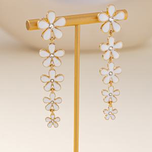 TEMU 여름 바캉스에 디자인된 스타일리시한 화이트 플로럴 태슬 귀걸이 한 쌍