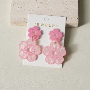 TEMU 1쌍 여성용 핑크 워터 웨이브 아크릴 플로랄 디자인 드롭 귀걸이 - 레트로 우아한 일상 착용용 가벼운 귀걸이, 그녀를 위한 다재다능한 선물, 빈티지 스타일 패션 주얼리, 시크한 스타일, 광택 마감, 쥬얼리, 주얼리 컬렉터용