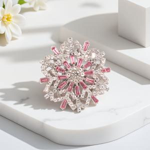 TEMU 반짝이는 디테일이 있는 은색 금속으로 제작된 축제 분위기의 눈꽃 핀 1개. 크리스마스 및 새해 축하, 할로윈 행사, 드레스 및 스카프에 이상적입니다. 스타일리시한 선물