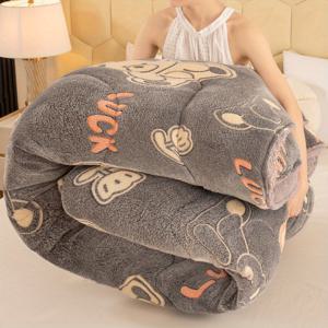 TEMU 1pc 플러시 겨울 담요 귀여운 곰 디자인을 특징으로, 두꺼운 플리스와 양모로 제작, 반응적 인 인쇄 및 퀼팅 기술을 사용하여 부드럽고 따뜻한 느낌을 제공합니다. 모든 계절에 적합합니다. 외부층은 폴리에스터 원단으로, 내부는 초미세 섬유로 채워져 있습니다. 침실과 호텔 객실에 이상적입니다.