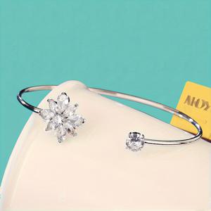 TEMU 여성을 위한 프렌치 스타일 꽃잎 디자인 팔찌 1개. 축하 행사, 어버이날 또는 다양한 행사에 선물로 이상적입니다.