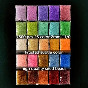 TEMU 7500개 프라스트 유리 시드 비즈 세트 (주얼리 제작용), 2mm 11/0 초극세사 무광 비즈, 25가지 색상으로 제공. 각 팩은 5그램으로 구성되어 총 125그램 (4.41온스)입니다. 이 균일한 비즈는 매우 정교합니다.