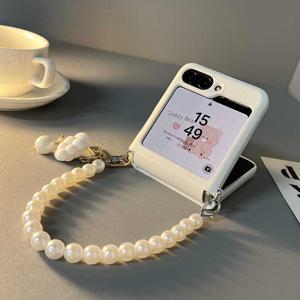 TEMU 휴대폰 케이스 - 흰색 풀커버 중간 축 힌지 보호 휴대폰 케이스, 진주 구름 펜던트 팔찌 포함, 삼성 갤럭시 Z 플립 6, Z 플립 5, Z 플립 4 측면 버튼 접이식 보호 케이스에 적합