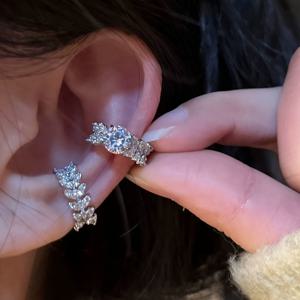 TEMU 스퀘어 및 라운드 디자인의 투피스 구리 잎사귀 디자인 귀걸이 세트. 클립온 귀걸이는 합성 지르코니아로 장식되어 귀에 구멍이 없는 여성에게 완벽합니다. 우아함과 가벼운 럭스감을 풍기며, 귀에 부착하는 방식이 편리합니다.