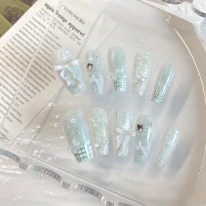 TEMU 10개입 롱 발레 모양 민트 그린 별 체크 프렌치 프레스온 네일, 반짝이는 고양이 눈 효과와 흰색 펜타그램 진주 조합, 3D 장식으로 산뜻하고 귀여운 룩 연출. 인스타 스타일의 핸드메이드 네일|매니큐어