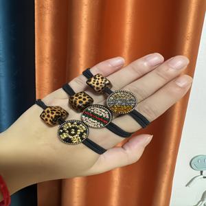 TEMU 프린트 라인스톤 헤어 타이. 고탄력 고무 밴드 헤어 액세서리. 고무 밴드 헤어밴드. 패셔너블하고 다재다능한 사각 헤어링, 튼튼한 헤어웨어 (친구, 커플, 생일 파티 선물)