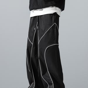 TEMU 이것은 일본과 한국 패션을 영감받은 매우 멋진 와이드 레그 캐주얼 바지 의상입니다. 디자인은 넉넉한 핏과 넓은 입구와 스트라이프가 있는 여러 교차하는 스트랩이 특징입니다. 편안한 탄성 허리 밴드와 스타일리시한 드로우스트가 있습니다.|남자바지