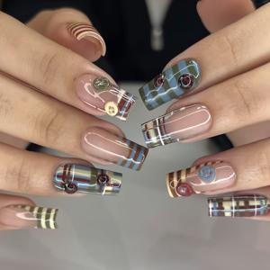 TEMU 24개 중형 사각 아크릴 프레스온 네일 선물 세트, 빈티지 체크 대비 프렌치 스타일 엣지, 입체적인 빨간색과 파란색 버튼, 입체적인 무당벌레, 빈티지 스코틀랜드 체크, 니치 및 탈착식 재사용 가능. 일상 출퇴근, 데이트, 모임, 파티, 외출 및 다양한 행사에 적합. 젤리 글루, 네일 파일 1개 포함