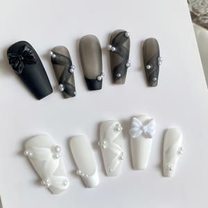 TEMU 1세트 핸드메이드 프레스온 네일 - 블랙 & 화이트 만다린덕 광택 & 프로스티드 발레 리본 레이스 디자인 + 리본 - 코핀 쉐이프 중간 길이 핸드페인팅 네일 아트, 여성용 파티·웨딩·생일 선물, 재사용 가능한 럭셔리 젤 글루 & 파일 포함, 웨딩 매니큐어, 패션 애호가를 위한 세트
