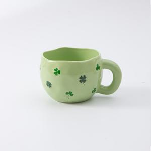 TEMU 1개 세라믹 모양 커피 머그컵, 초록색과 흰색으로 귀여운 디자인. 커피, 주스, 우유 등에 사용 가능, 봄, 어버이날, 성 패트릭 데이에 완벽한 선물. 친구, 부모님, 사랑하는 사람에게 적합