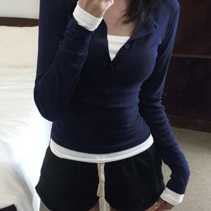 TEMU 피어 데자이어 스타일의 기본적인 투피스 티셔츠, Y2K 컬러 블록 디자인과 가을/겨울용 버튼 디테일이 특징입니다.|티셔츠