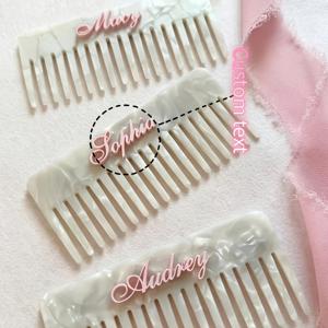 TEMU 여성을 위한 맞춤 제작된 우아한 빈티지 아세테이트 헤어 콤. 개인 맞춤 아크릴 이름이 특징입니다. 이 중간 크기의 플라스틱 콤은 일반적인 머리에 적합하며 신부 들러리, 신부, 어머니를 위한 오래 지속되는 선물로 적합합니다.