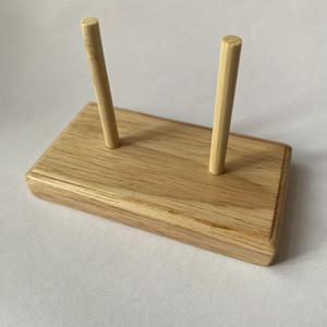 TEMU 컴팩트 2-in-1 양면 실감 홀더, 일상 가정용 재봉 및 뜨개질에 이상적. 편안하고 편리한 사용을 위한 나무 실 정리대. 구슬 실꿰기 도구가 포함된 소형 자수대, 데스크탑 자수 및 구슬 작업, 재봉 보관에 완벽