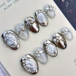 TEMU Y2K 프린트가 돋보이는 프렌치 포인티드 스타일과 3D 플로럴 조각이 특징인 수제 타원형 인조 손톱 10개 세트입니다. 은색 거울 끝이 있으며, 실버 스틸 비즈가 연출되어 세련된 느낌을 주고 있습니다. 이 스타일리시한 인조 손톱은 데일리룩으로 완벽합니다.|네일팁