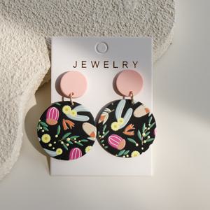 TEMU 여성을 위한 드롭 이어링 한 쌍. 블랙 앤 핑크 트로피컬 플랜트 프린트 아크릴 소재, 부드러운 세라믹 질감, 빈티지 엘레강스 스타일. Y2K 스타일로 일상복으로 착용하거나 축제 선물로 완벽합니다.
