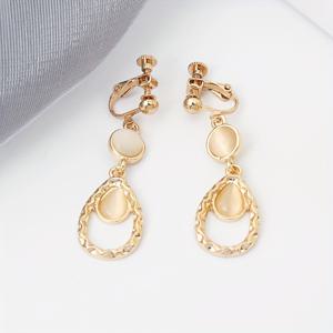 TEMU 더블 물방울 펜던트 디자인의 클립형 귀걸이. 메탈릭 텍스처와 망치 디테일이 특징이며, 못이 없는 분들에게 적합합니다. 편안한 착용감을 위해 조절 가능한 나사가 포함되어 있으며, 배터리는 없습니다.|피어싱