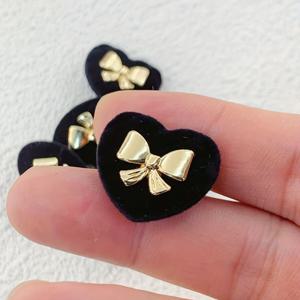 TEMU 유니크하고 창의적인 디자인 스타일의 원형 벨벳 리본 장식 금속 버튼 5개 세트. 스웨터, 코트, 드레스에 적합하며, 뜨개질 재봉 추가 및 의류 장식으로 사용할 수 있습니다.