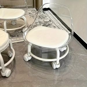 TEMU 귀요미 튼튼 투명 낮은 의자 모던 멀티펑셔널 스툴 360° 회전 이동식 베이스 투명 플라스틱 시트 화이트 홈 오피스용 저프로파일 내구성 강한 쉬운 청소 가능 공간 절약형 모바일 가구|의자