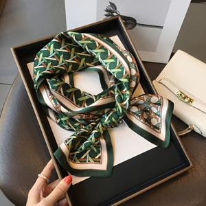 TEMU 여성용 클래식 체크무늬 멀베리 실크 스카프 - 양면 디자인, 긴 목도포 & 스트리머, 봄철 우아한 다용도 패션 액세서리, 방풍 보온, 드라이클린 전용, 실크 헤드스카프, 야외 우아함, 세련된 스타일, 고급 질감, 봄 옷장용