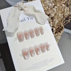 TEMU Pure Desire 스타일, Initial Love Cat Eye 숏 그라데이션 핸드메이드 네일 10개입. 블러쉬 그라데이션 라인이 부드럽고 달콤하며 귀여운 룩을 연출하며, 밝은 피부톤을 강조하는 데 완벽합니다. 이 다용도 네일은 출퇴근 및 외출에 필수적입니다.