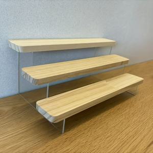 TEMU 3단 아크릴 및 원목 디스플레이 스탠드, 보관에 이상적이며 책상, 식사 공간, 사무실 등 다양한 환경에서 사용할 수 있습니다. 작업 공간 장식을 향상시키세요.