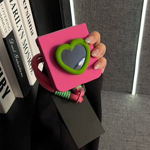 TEMU 폰 케이스: 라이트 베이지 감성 - 로즈 레드 + 그린 미러 하트 스탠드 + 그린 로즈 레드 랜야드 갤럭시 Z 플립 7, 갤럭시 Z 플립 6, 갤럭시 Z 플립 5, 갤럭시 Z 플립 4, 갤럭시 Z 플립 3 호환