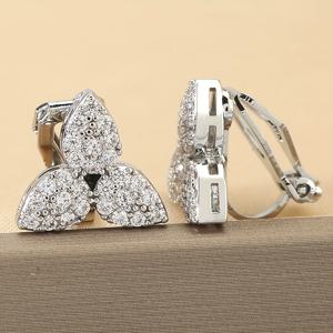 TEMU 여성을 위한 1 쌍의 행운의 클로버 CZ 스티커 클립 온 귀걸이 - 우아한 세 개의 잎이 있는 샴록 비피어링 귀클립, 반짝이는 합성 큐브 지르코니아 꽃 장신구, 달콤하고 미니멀한 디자인, 그녀를 위한 완벽한 여름 선물, 귀여운 귀걸이, 일상용 액세서리, 골드 플레이트 귀걸이