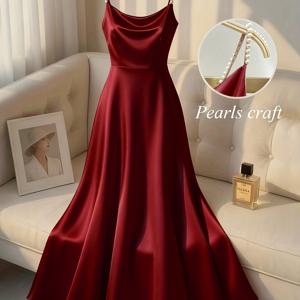 TEMU 방향성 진주 숄더 스트랩이 특징인 레드 새틴 드레스입니다. 진주 장식과 플로잉 넥라인이 돋보이며, 이브닝 이벤트, 레드 카펫 출연, 고급 연회, 포멀 디너, 그리고 신부 들러리에게 적합합니다.|나시원피스|민소매원피스