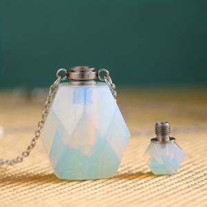 TEMU 크리스탈로 조각된 향수병. 남녀 모두에게 적합하며 펜던트로 디자인되었습니다. 발렌타인데이, 할로윈 또는 모든 휴일에 훌륭한 선물이 될 것입니다. 천연석은 내부 균열과 작은 광물이 있을 수 있음을 알려드립니다.|향수