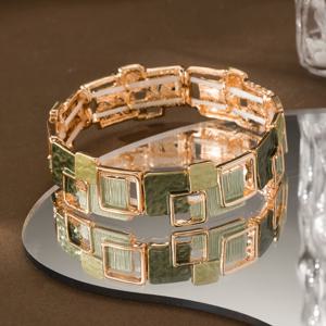 TEMU A Sleek Square-Shaped Elastic Bracelet (아연 합금으로 제작된 세련된 사각형 탄성 팔찌), 여성 빈티지 스타일 파티용으로 디자인되었습니다. 가니윤차가 주목받습니다.