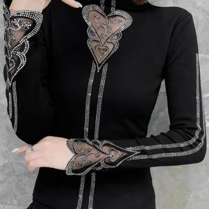 TEMU 하트 모양 라인스톤 할로우 메쉬 스플라이스 하프 하이 칼라 긴팔 티셔츠, 섹시하고 슬림핏의 데일리 데이트 및 다용도 출퇴근을 위한 베이스 레이어