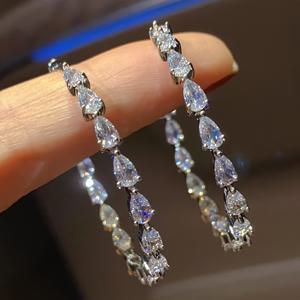 TEMU 여성을 위한 우아한 원형 귀걸이 한 쌍. 물방울 모양의 컷 자이언트 지르코니아 세트가 큰 후프에 장착되어 있으며 결혼식, 캐주얼 외출, 패셔너블한 파티에 완벽합니다.