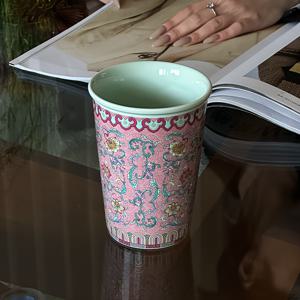 TEMU 이 빈티지 에나멜 세라믹 머그는 편안한 그립감과 균형 잡힌 느낌을 제공합니다. 생생한 패턴으로 장식되어 커피, 차, 핫초코, 마찰에 적합하며 커피 애호가와 차를 마시는 사람들을 위한 훌륭한 선물입니다.