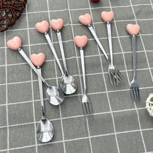 TEMU 8pcs 하트 모양 세라믹 핸들 스테인레스 스틸 디저트 스푼, 컬러풀 하트 핸들 디자인, 커피 및 음료 저어기, 및 과일, 디저트 스푼, 커피 스푼 및 과일 포크, 가정, 레스토랑, 주방, 일상 식사, 생일 파티 및 휴일 모임에 적합