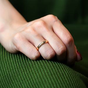 TEMU 세련되고 정교한 18K 금도금 텅스텐 웨딩 약혼 반지. 고품질, 워셔블, 변색 방지 디자인으로 4mm 폭으로 손목에 편안하게 착용되며 커플 선물 및 영원한 주얼리로 완벽합니다.